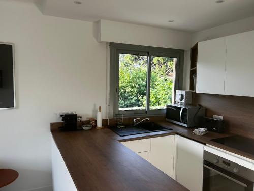 Modern cosy two bedrooms in Cannes , large terrace, 5 minutes from Croisette