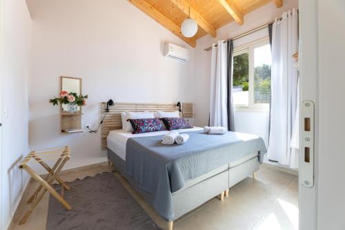 ein Schlafzimmer mit einem Bett und einem großen Fenster in der Unterkunft Villa Ruby in Pesádha