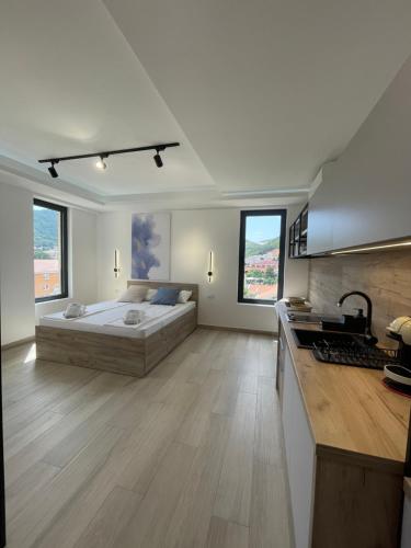 - une chambre avec un lit au milieu d'une pièce dans l'établissement Dora Family Apartments Budva, à Budva