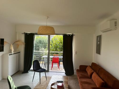 Modern cosy two bedrooms in Cannes , large terrace, 5 minutes from Croisette