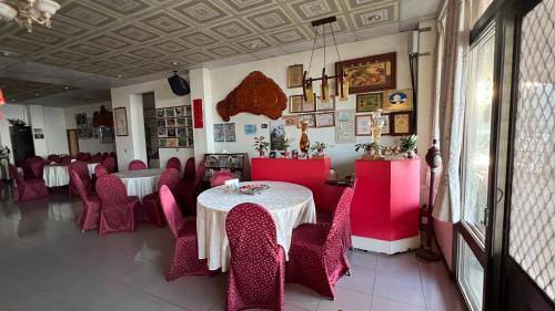 a restaurant with tables and chairs in a room at 星光山悦景觀民宿 in Heping