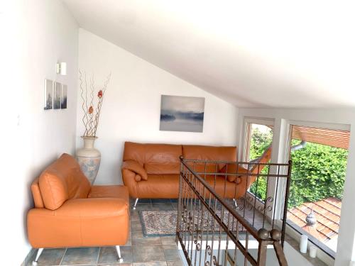 sala de estar con sofá y silla en Villa Lillybeth - Lake Balaton, en Keszthely