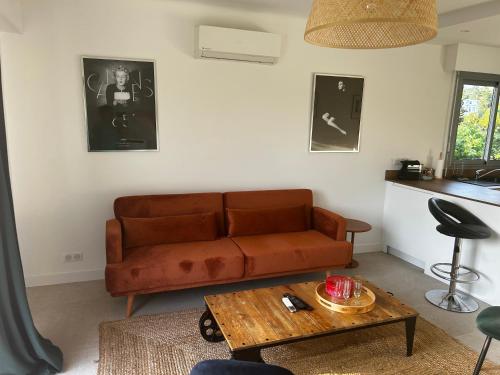 Modern cosy two bedrooms in Cannes , large terrace, 5 minutes from Croisette