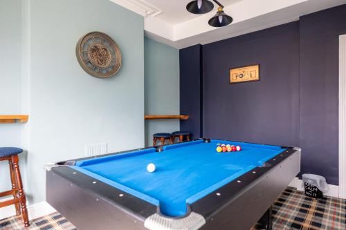 Una mesa de billar en The Cadnant Holiday House