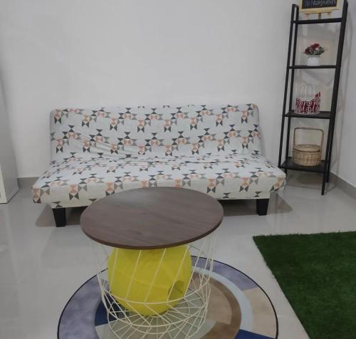 - un salon avec un canapé et une table dans l'établissement Nel's House Villa Jacuzzi Sukabumi, à Sukabumi
