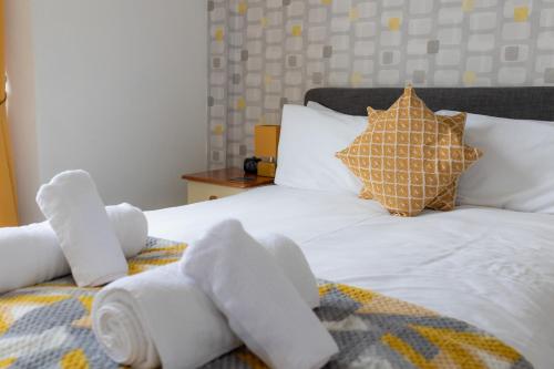 Una cama o camas en una habitación de The Cadnant Holiday House