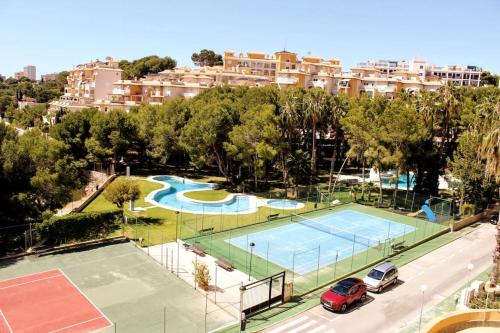 Apartamento con vistas, piscina, tenis y cine
