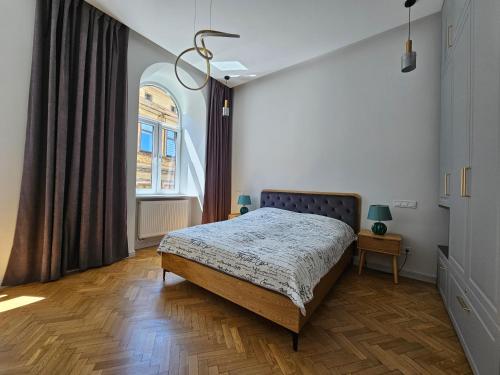 1 dormitorio con cama y ventana en Apartament Sejmowa, en Cieszyn
