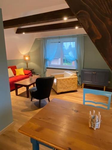 a living room with a couch and a table at Dat Smucke Reethus Dachgeschoss in Born