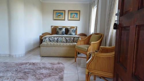 1 Schlafzimmer mit einem Bett und 2 Stühlen in der Unterkunft LookOut Ramsgate in Ramsgate