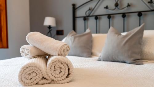a pile of towels sitting on top of a bed at Hotel El Rullo in Vilafames