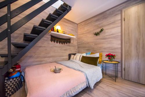 Ein Bett oder Betten in einem Zimmer der Unterkunft Boho House 2 camp Terme Catez with promotional tickets prices