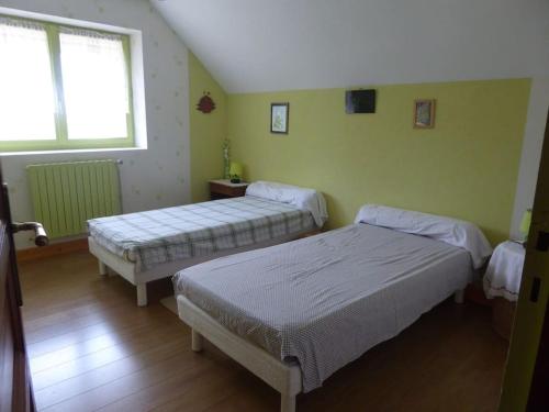 une chambre à l'hôpital avec deux lits et une fenêtre dans l'établissement Maison entière indépendante ( logement 1 ), à Noyers-sur-Serein