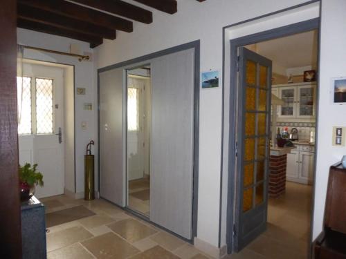 - un couloir avec deux portes coulissantes dans une chambre dans l'établissement Maison entière indépendante ( logement 1 ), à Noyers-sur-Serein
