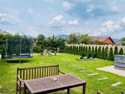 Vonkajšia záhrada v ubytovaní Domček pod orechom