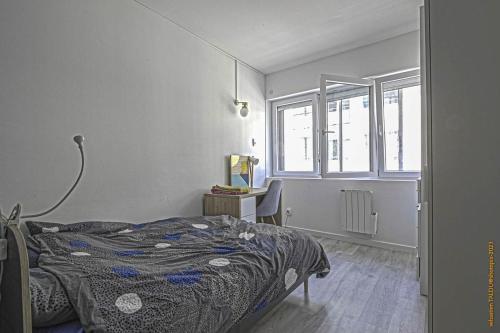 une chambre avec un lit et une fenêtre dans l'établissement CosyRouen bouquet parking gratuit, à Rouen