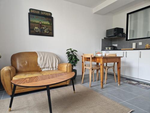 un salon avec un canapé et une table dans l'établissement Le 4.01 proche centre, à Lannion