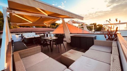 een balkon met een tafel en stoelen op een boot bij Floating Sea House MAREA in Portorož