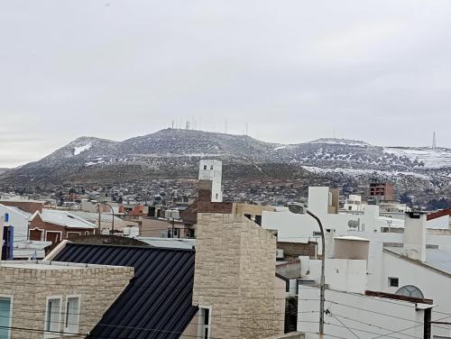 Blick auf eine Stadt mit einem Berg im Hintergrund in der Unterkunft Soñada 1 in Comodoro Rivadavia