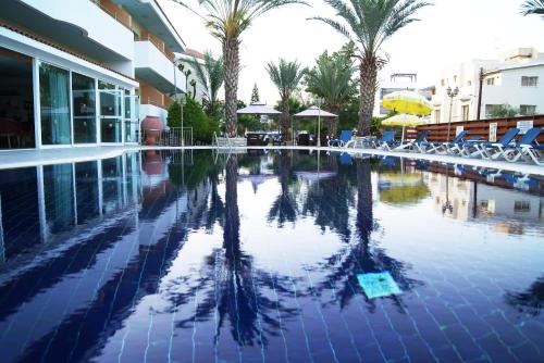 A piscina localizada em M. Moniatis Hotel ou nos arredores