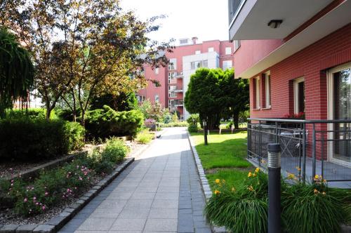 einen Gehweg vor einem Gebäude mit Blumen in der Unterkunft Artus Apartment in Danzig