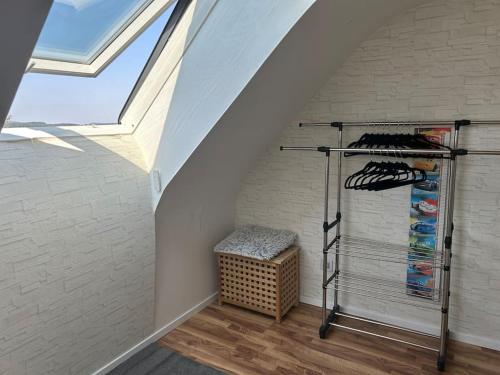 Zimmer im Dachgeschoss mit begehbarem Kleiderschrank und Dachfenster in der Unterkunft Zimmer HomeOffice Küche WLAN TV mit Terrasse&Grill +Fahrrad 