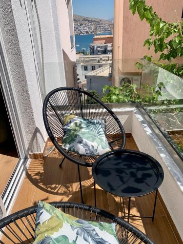 a balcony with a table and chairs on a balcony at Villa Saral Mar in Sarandë