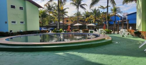 Bazén v ubytování Flat Taperapuã Praia Village - Bahia nebo v jeho okolí