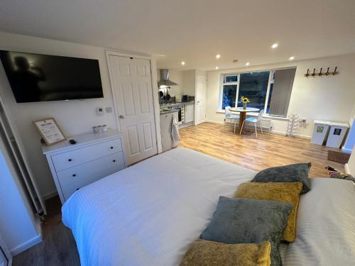 een slaapkamer met een groot wit bed en een keuken bij The Gaol House, dog friendly! in Kinlet