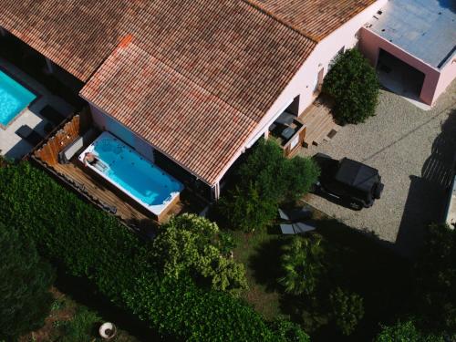 Blick auf Villa avec piscine entièrement rénovée à 5min de la plage de pinia aus der Vogelperspektive