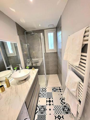 une salle de bain avec un lavabo et une douche dans l'établissement t4 fontaine, à Fontaine