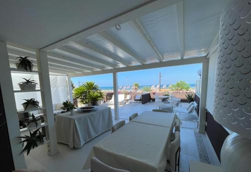 里米尼的住宿－Terrazza sul mare，一个带两张桌子的海景庭院