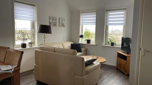 Ruang duduk di Heerlijk hoek appartement net buiten het dorp