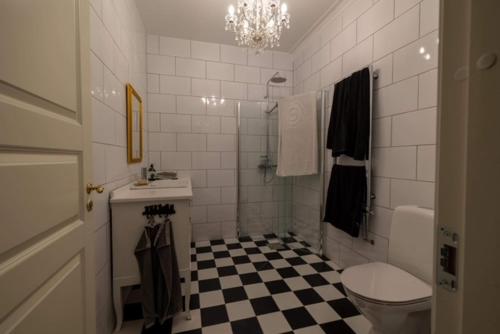 a bathroom with a black and white checkered floor at Kläckeberga Bed Not Breakfast in Kalmar