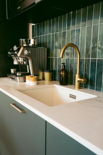 un comptoir de cuisine avec un évier et un mitigeur dans l'établissement Le Resort, charmante petite villa d'architecte, à Saint-Jean-de-Védas