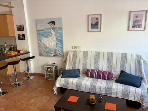 sala de estar con sofá y mesa en Casa Orange Piscine Terrasse Parking en San Sebastián de la Gomera