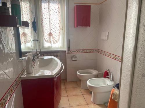 a bathroom with a toilet and a sink and a toilet at Casa Fortuna - Intero alloggio al centro di Cava in Cava deʼ Tirreni