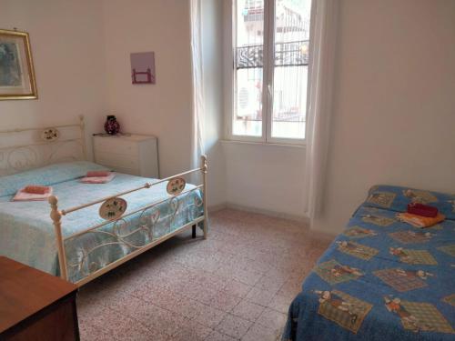 ローマにあるCentral Station low costのベッドルーム1室(ベッド2台、デスク、窓付)