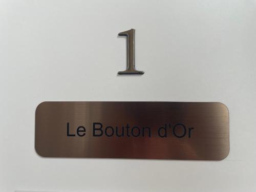 a sign with the number one on a wall at Gîtes De La Bonne Etoile in Geispolsheim