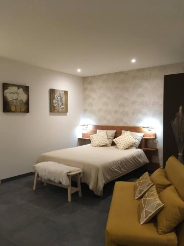 a hotel room with two beds and a couch at Gîtes De La Bonne Etoile in Geispolsheim