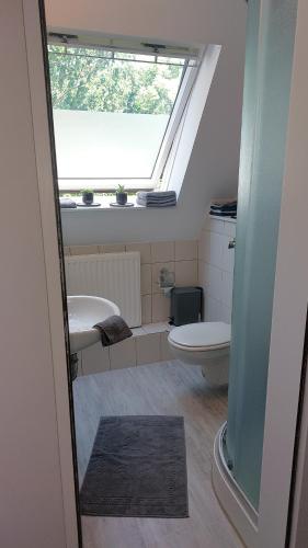 niewielka łazienka z toaletą i oknem w obiekcie Parva Domus w mieście Xanten
