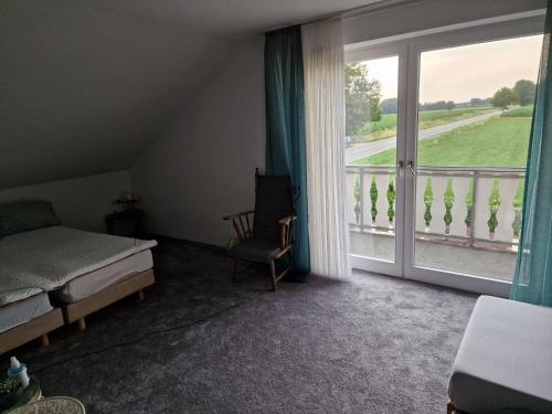 um quarto com uma cama e uma varanda com uma janela em Luxe woning 14 pers 6 slaapkamer 