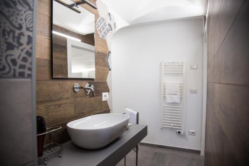 a bathroom with a white bowl sink on a counter at Il Cocchiere in Palagianello
