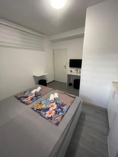 Μια τηλεόραση ή/και κέντρο ψυχαγωγίας στο Apartments Glitter