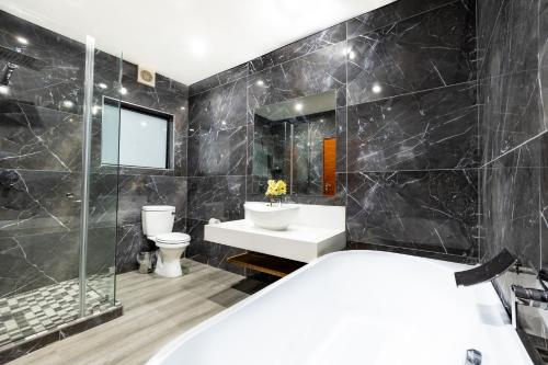 Panorama Boutique Guest House في غراسكوب: حمام مع حوض ومغسلة ومرحاض