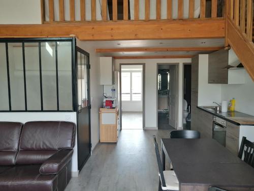 une cuisine et un salon avec un canapé et une table dans l'établissement Provence Verte, à Forcalqueiret