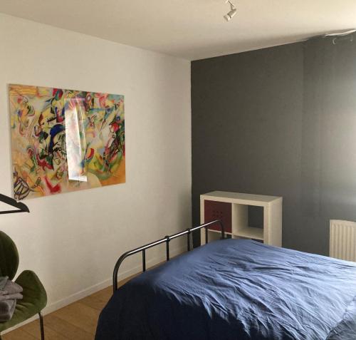 sypialnia z łóżkiem i obrazem na ścianie w obiekcie Maison Anthica w mieście Gesves