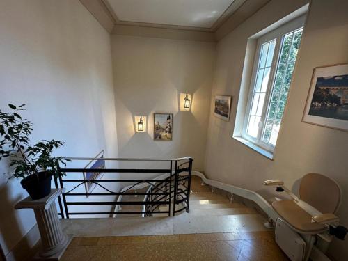 baño con barandilla y ventana en Appartement 4 à 8 personnes, Spacieux de Standing en Nimes