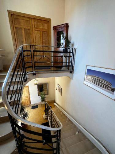 - un escalier en colimaçon dans un bâtiment avec un escalier dans l'établissement Appartement 4 à 8 personnes, Spacieux de Standing Classé 4 Etoiles, à Nîmes