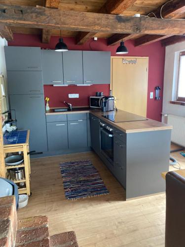 una cucina con armadi blu e piano di lavoro di Haus Monika a Homburg